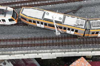 Metroda korku dolu anlar: Vagon raydan çıktı, direğe saplandı