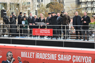 Özgür Özel Kuşadası’ndan meydan okudu: "Ne Ekrem’i veririz ne Ömer’i!"