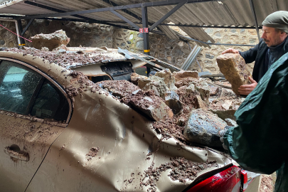 Bursa Çekirge’de istinat duvarı çöktü: 3 lüks otomobil enkaz altında kaldı!