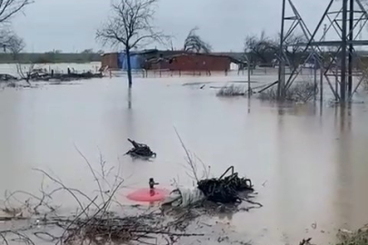 Karacabey’de tarlalar su altında: Toprak kaymaları korkutuyor!