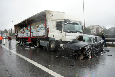 TEM’de zincirleme kaza: 6 araç çarpıştı, İstanbul yönü kapandı!