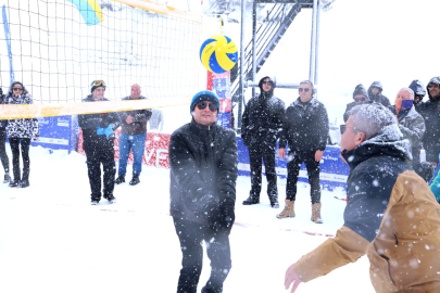 Uludağ’da kar voleybolu heyecanı: Şampiyonlar ödüllerini aldı!