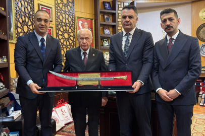 Bahçeli’ye Osmanlı kılıcı hediye edildi