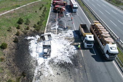 Kuzey Marmara Otoyolu’nda kamyon alev aldı: Spreyler patladı, trafik kilitlendi