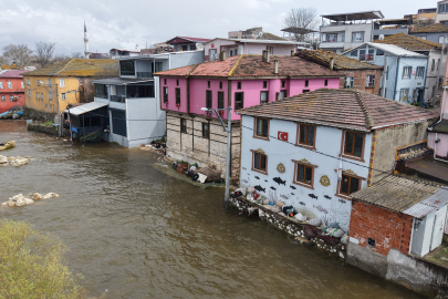 Bursa’nın Venedik’i Gölyazı: Sular yükseldi, yollar göle döndü!