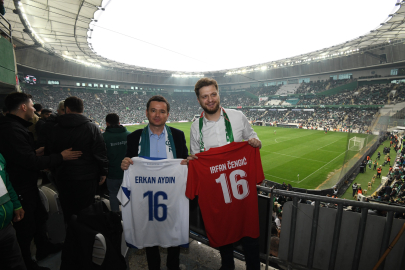 Bursaspor tribünlerinde kardeşlik ve coşku bir arada