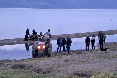 Balçığa dönüşen kuma ATV saplandı! Vatandaşlar yardıma koştu