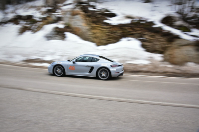 Uludağ'da kar ve adrenalin dolu klasik otomobil buluşması!