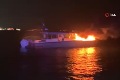 İçişleri Bakanlığı, İstanbul'da 4 kişinin kurtarıldığı teknedeki yangını söndürme anının görüntülerini paylaştı