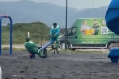 Osmangazi'de gülümseten mola: Temizlikçiler çocuk oldu