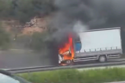 Seyir halindeki kamyon, alevlere teslim oldu