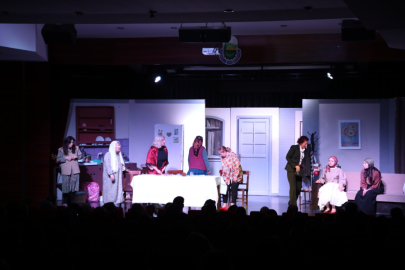 İnegöl Şehir Tiyatrosu kapalı gişe! 8 kadının öyküsü izleyiciyi gözyaşına boğdu