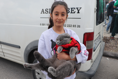 Minik Arife'den Bursaspor'a destek: Kedisiyle tribünde