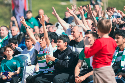 Timsah zafere koşuyor: Bursalılar dev ekranda buluştu