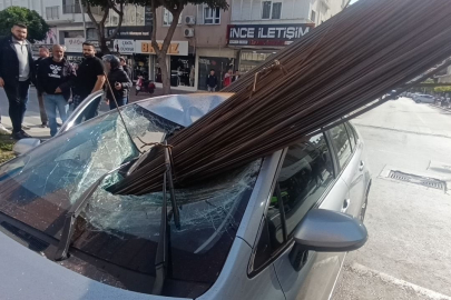 Kamyondaki demirler otomobile ok gibi saplandı!