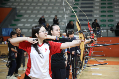 İnegöl'de okçuluk heyecanı: Genç yetenekler hedefi vurdu!