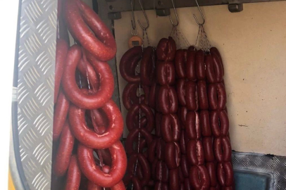 Kamyonetin arkasından kaçak sucuk çıktı: Sürücüye ceza!