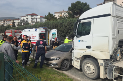 Bursa’da korkutan kaza: Kamyon otomobili 50 metre sürükledi
