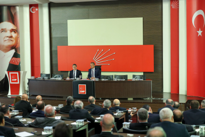 CHP’de kritik zirve: Özgür Özel il başkanları ile toplantı yaptı