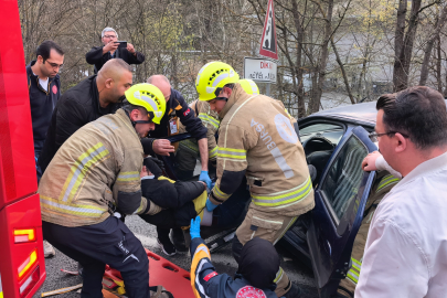 Direksiyon başında sara nöbeti: Otomobil bariyerlere çarptı