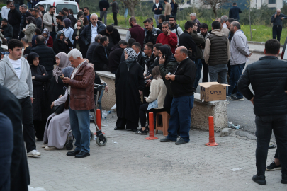 Okul saldırısında ailelerin hastane önünde umutlu bekleyişi