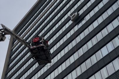 Bursa'da cam silme asansörü arıza yaptı: 2 işçi 52 metre yükseklikten indirildi