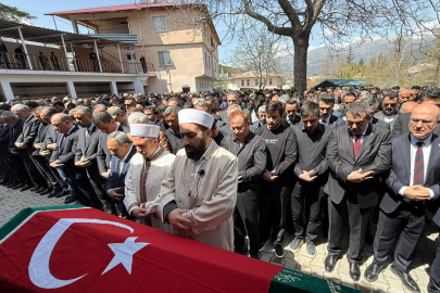 Kahraman öğretmen Ayla Kara’ya Türk bayraklı veda!