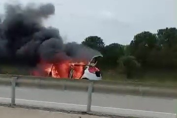 Seyir halindeki otomobil alev alev yandı!