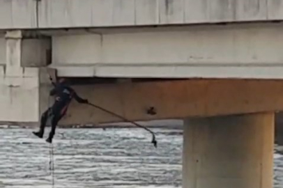 Canbalı Köprüsü’nde can pazarı: İtfaiye halatla inip güvercini kurtardı!