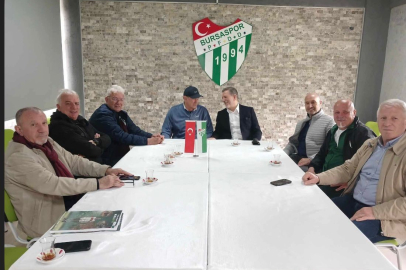 Efsane kaptan geleceğin yıldızlarıyla: Sedat 3 Özden kitabını öğrencilere dağıttı!