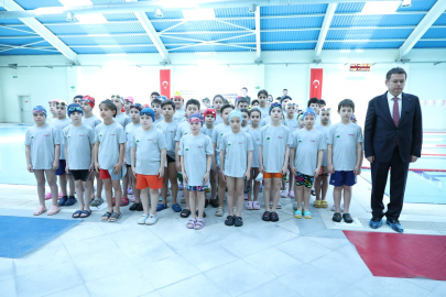 Osmangazi'de 23 Nisan coşkusu: 144 minik sporcu kulaç attı