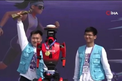 Pekin'de tarihi yarış: İnsansı robot maratonda birinci oldu!
