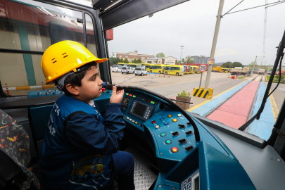 Ali Asaf hayaline kavuştu! Vatman koltuğuna oturdu