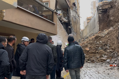 Mudanya'da istinat duvarı çöktü: 2 blok tahliye edildi, araçlar ezildi