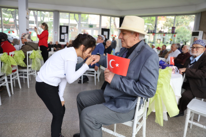 Bursa’da bayramın en güzel karesi: Minik eller büyüklerin ellerini öptü