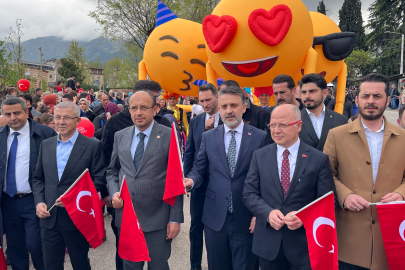 Bursa Sokaklarında 23 Nisan coşkusu: Kortejde yüzlerce kişi yürüdü