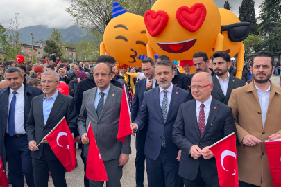 Bursa Sokaklarında 23 Nisan coşkusu: Kortejde yüzlerce kişi yürüdü