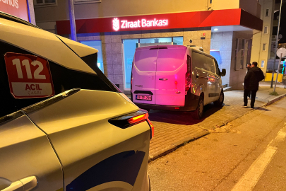 El freni boşalan minibüs duvara çarptı