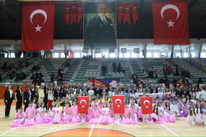 İnegöl’de 23 Nisan karnavalı: Öğrencilerin gösterileri ayakta alkışlandı