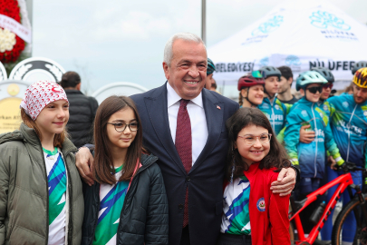 Nilüfer Belediyesi 23 Nisan’ı Cumhuriyet Meydanı’nda kutladı