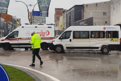 Servis minibüsü kamyonla çarpıştı: Yaralılar hastaneye kaldırıldı