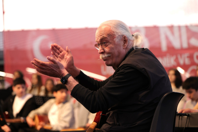 Osmangazi’de bayram coşkusu: Usta Sanatçı Cahit Berkay gençlere eşlik etti