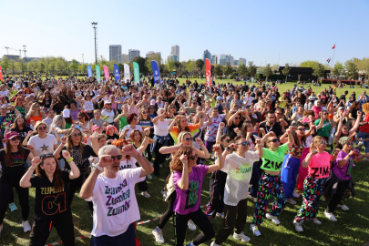 Bursa’da Zumba Rüzgarı: Yüzlerce kişi dansla spor yaptı