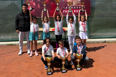 Osmangazi’nin genç raketlerinden TBMM kupası’nda madalya yağmuru