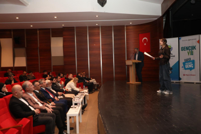 İnegöl’de genç hatipler Nurettin Topçu için kürsüye çıktı