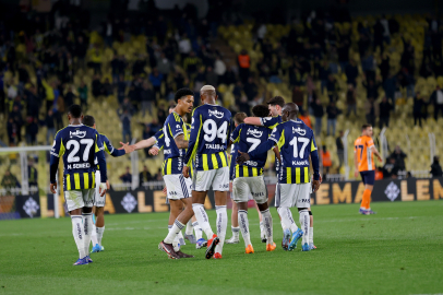 Fenerbahçe zirve takibini sürdürüyor: Başakşehir engelini rahat aştı