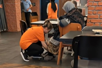 Sosyal medya bu görüntüleri konuşuyor: Köfteci Yusuf çalışanından duygulandıran hareket