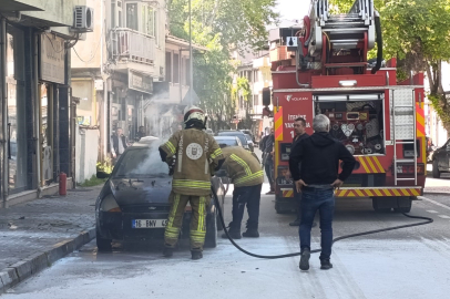 Park halindeki otomobil alev alev yandı