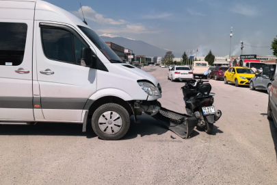 Servis minibüsü ile motosiklet çarpıştı: Baba ve kızı yaralı!