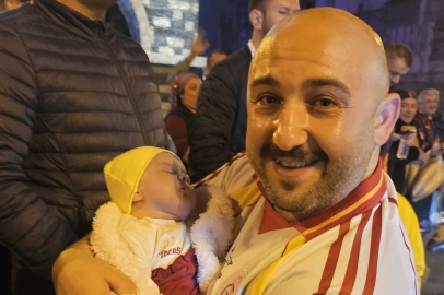45 günlük Sare bebek, Galatasaray'ın şampiyonluk kutlamasında